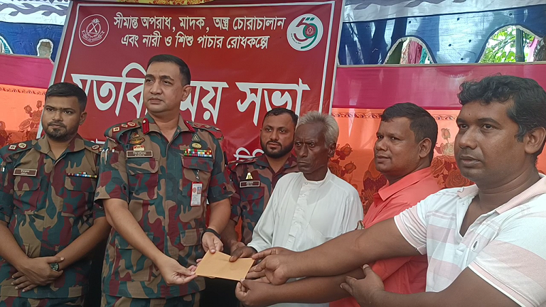 দুর্গাপূজা উপলক্ষে সেনামসজিদ সীমান্ত মন্দিরে বিজিবির মতবিনিময় সভা
